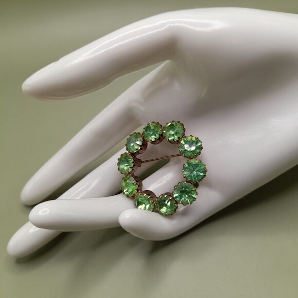 Vintage Peridot Green Circle Brooch Prong Set Rhinestones, Uranium Glass, 1 1/2" - Picture 3 of 10